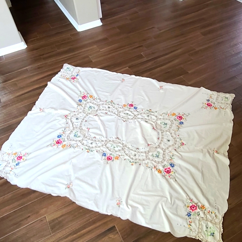 BEAUTIFUL Vintage Cross-stitch Table Cloth